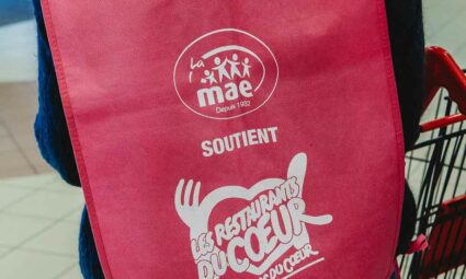 Une trentaine de bénévoles se relaient tout au long du week-end pour assurer la collecte des Restos du Cœur à Vihiers. | La Voix Lyssoise - KÉVIN NICOULEAUD