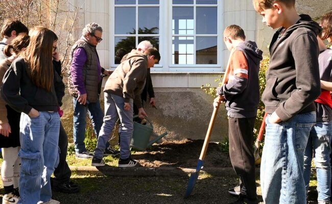 Jeudi 19 mars, lors de la plantation du rosier au château de Maupassant à Vihiers en présence des élèves du collège St Jean pour l’opération « Petit Prince », symbole d'inclusion du mouvement nationale « Rêves de Gosse » | La Voix Lyssoise - KÉVIN NICOULEAUD