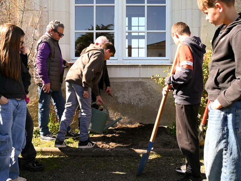 Jeudi 19 mars, lors de la plantation du rosier au château de Maupassant à Vihiers en présence des élèves du collège St Jean pour l’opération « Petit Prince », symbole d'inclusion du mouvement nationale « Rêves de Gosse » | La Voix Lyssoise - KÉVIN NICOULEAUD